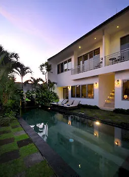 Room & Vespa 2 Seminyak 2*,